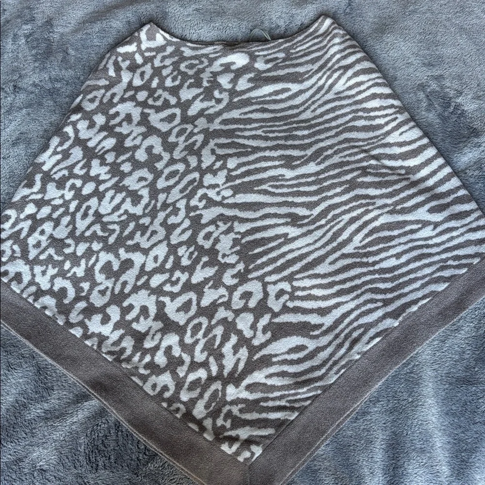 Barefoot Dreams CozyChic Lite Ocean Breeze Poncho Dove Animal Gray OneSize NWT